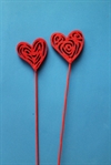 2 stk. Røde flade  filt dekorations hjerter på pind. Fine i dekorationer.